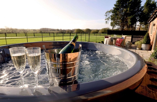 Stunning villa for 2 people with pool, hot tub, WIFI, TV, terrace and pets allowed