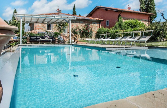 Stunning private villa for 12 people with WIFI, private pool, A/C, TV, patio and pets allowed
