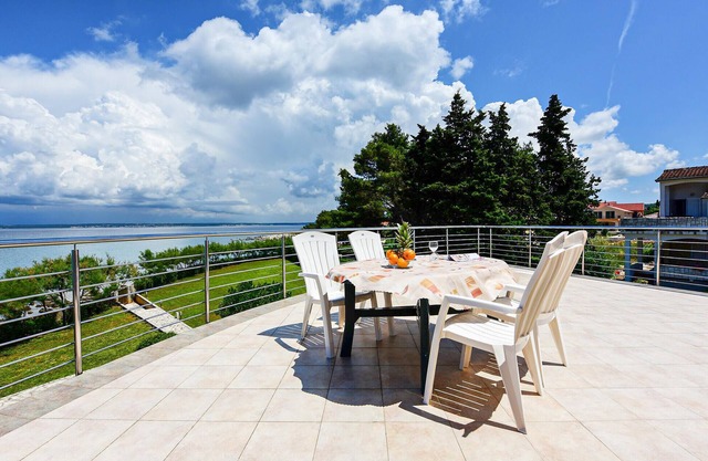 Stunning apartment in Ugljan with WiFi