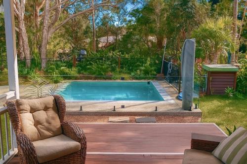 Stunning Modern Queenslander, steps to Lake