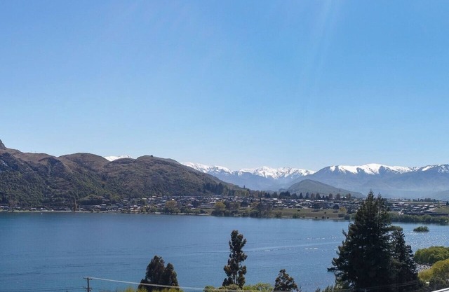 Stunning mountain and lake views - Private cottage