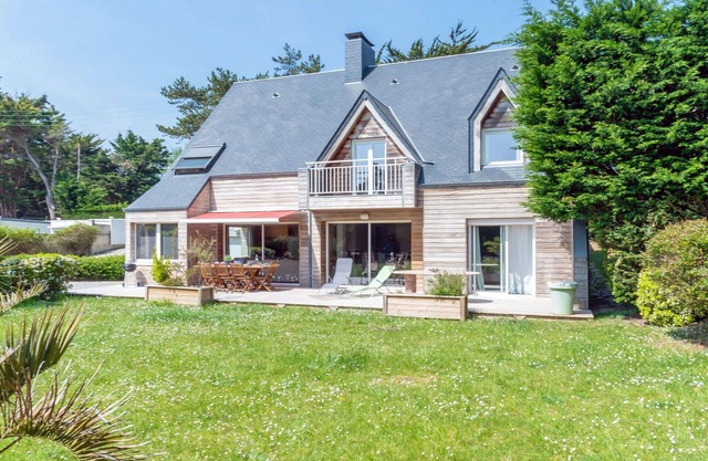 Stunning private villa for 12 guests with TV, terrace and pets allowed