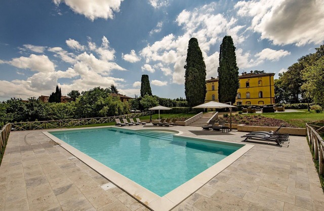 Stunning private villa with A/C, hot tub, WIFI, private pool, TV, patio, close to Montepulciano