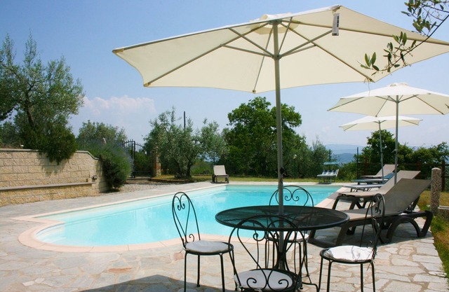Stunning private villa for 9 guests with private pool, WIFI, TV and pets allowed, close to Arezzo