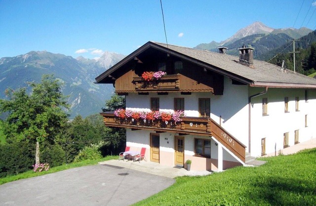 Stunning private villa for 18 people with WIFI, TV and terrace