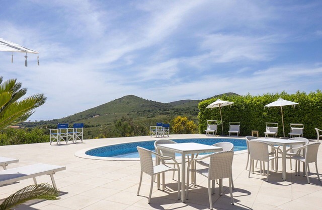 Stunning private villa for 11 guests with A/C, WIFI, pool, TV, patio and pets allowed