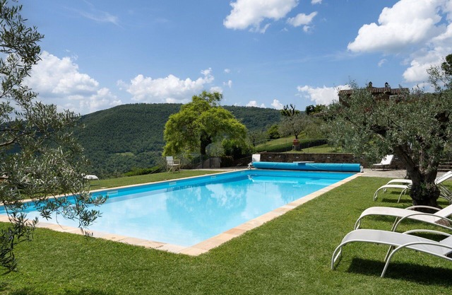 Stunning private villa with hot tub, WIFI, A/C, private pool, TV and terrace, close to Arezzo