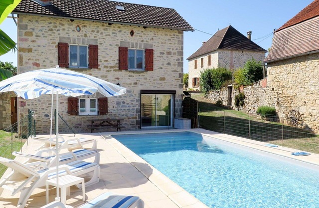 Stunning private villa with A/C, private pool, TV, terrace, pets allowed and panoramic view