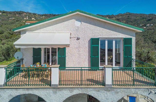 Stunning private villa for 6 people with A/C, WIFI, TV, patio and pets allowed