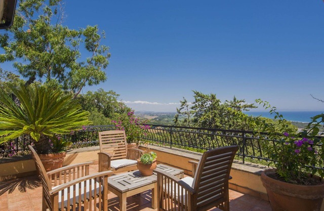 Stunning private villa for 11 guests with WIFI, TV, terrace and pets allowed