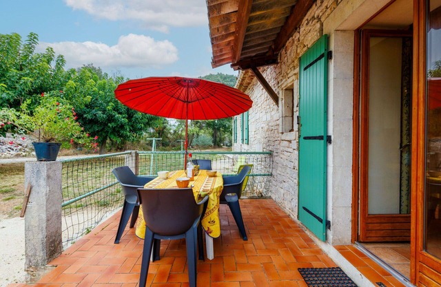 Stunning private villa for 4 guests with TV, terrace, pets allowed and panoramic view