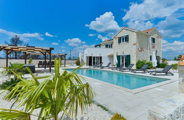 Stunning private villa for 10 people with A/C, private pool, WIFI, hot tub, TV and patio