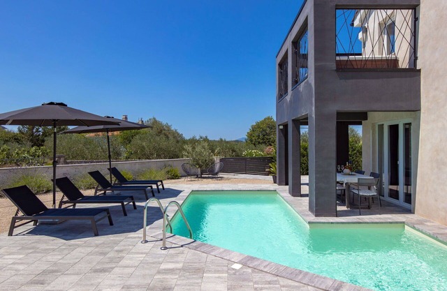 Stunning villa for 5 people with WIFI, A/C, hot tub, private pool, TV, terrace and pets allowed