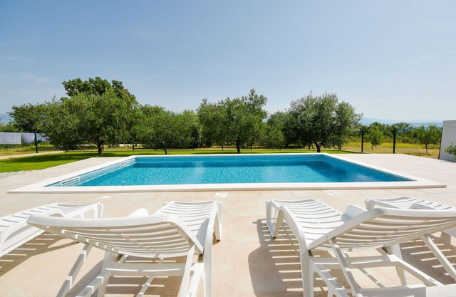 Stunning villa for 6 guests with WIFI, A/C, private pool, TV and terrace