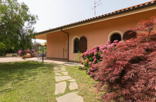 Stunning villa for 6 guests with WIFI, hot tub, A/C, TV, patio, pets allowed and panoramic view