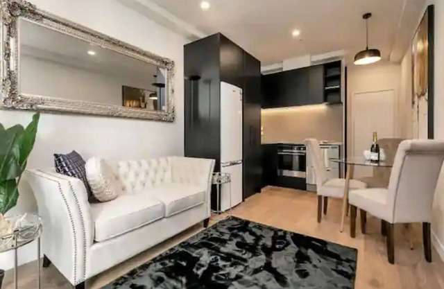 Stylish 2-Storey Retreat With Parking Zodiak Stays