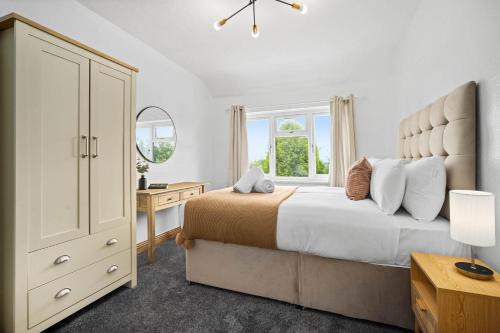 Stylish 3 Bedroom House with Parking 73B - Top Rated - Netflix - Wifi - Smart TV