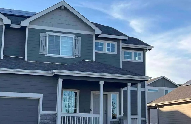 Stylish 4 bedroom house near to I25 and Hwy 34 *New Neighborhood*