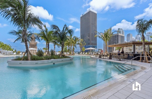 Stylish Apartments with Partial Ocean Views in Downtown