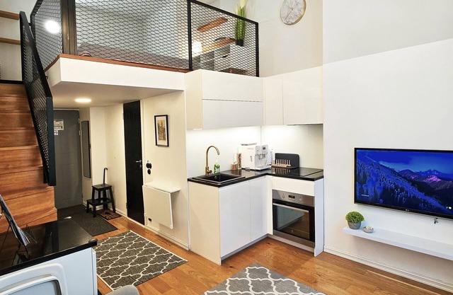Stylish Historic Loft - Your Comfy Old Town Stop!
