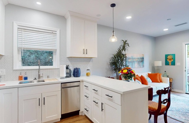 Stylish & Private ADU - Patio w/Sitting+ BBQ