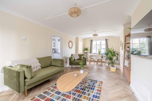 Stylish Traditional Cottage Windsor. Walk 2 Sights