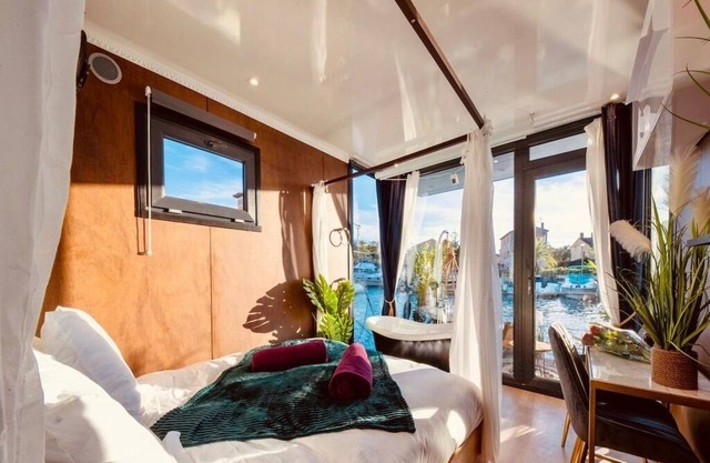 Suite Bali : Cocon d'amour avec Baignoire « Patte de Lion » (Port Fréjus)