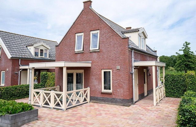 Sun-Soaked Bungalow in Simonshaven