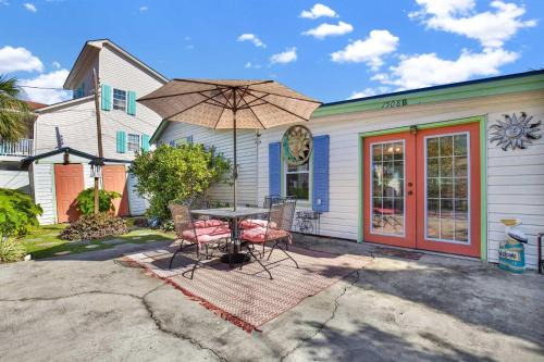 Suncatcher Cottage 1508-2nd Avenue B