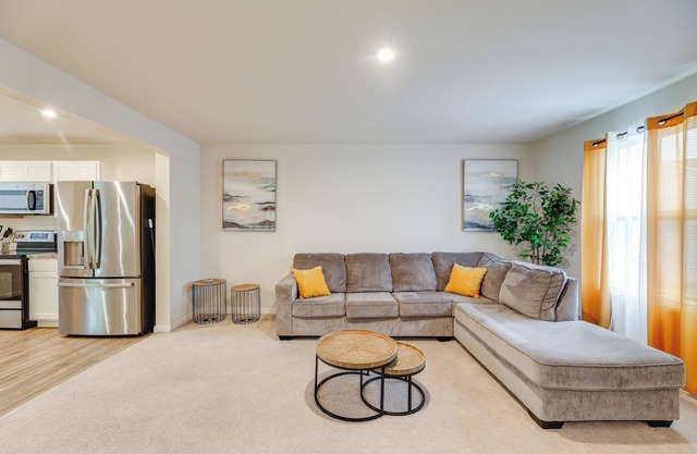 Sunlit Milford Townhome < 2 Mi to Riverwalk!