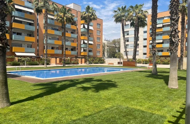 SUNNY APT, 2 STREETS FROM THE BEACH + COMMUNITY GREEN AREA + SWIMMING POOL.