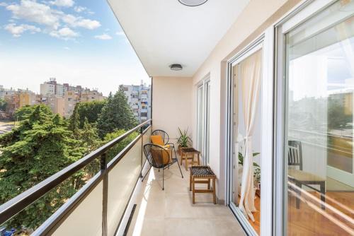 Sunny Aura Beach Apartment - travel & work - with parking
