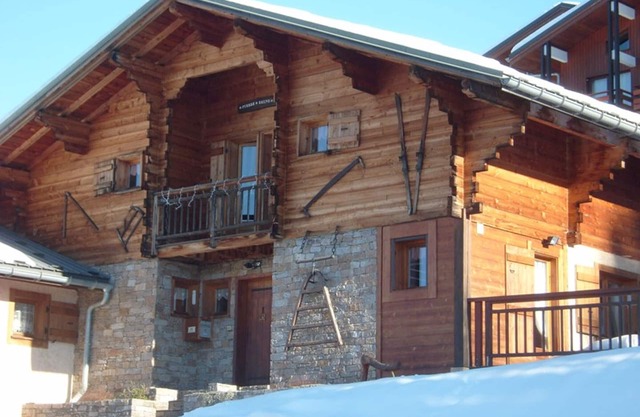 Sunny Chalet for 8, near slopes, WiFi, garage, pet-friendly, equipped kitchen, 4 bedrooms