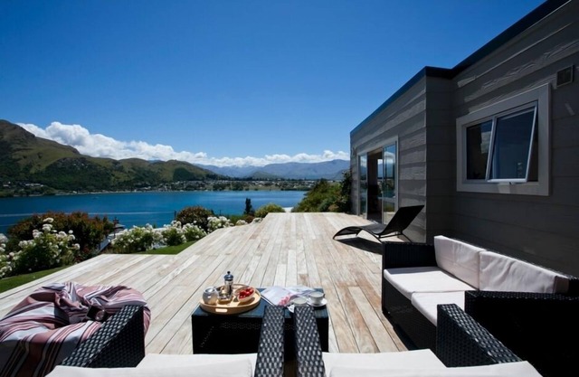 Sunny Cottage with fantastic water views