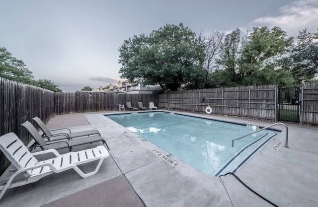 Sunny Side Town Home - 2BR/2BA - Seasonal Pool