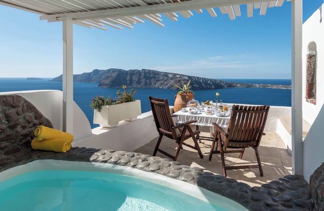Sunset Honeymoon Suite with Private Whirlpool & Caldera View