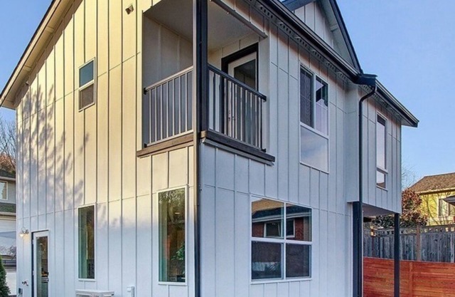 Superb 2-bedroom house with AC, private yard & off street parking in Seattle