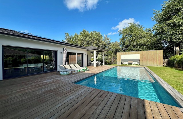 Superb air-conditioned villa with heated pool between land and sea.