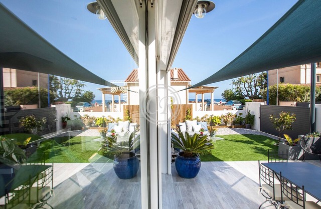 Superb contemporary villa PIED DANS L'EAU - l'Ayguade beach
