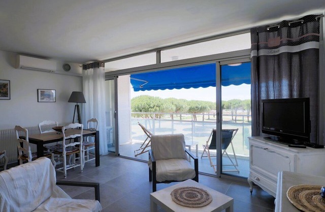 SUPERB SEA VIEW, SLEEPS 6, AIR-CONDITIONED, WIFI PARKING