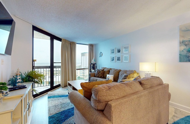 Swanky beachfront hotel-style condo w/shared pool, hot tub, and beach access!
