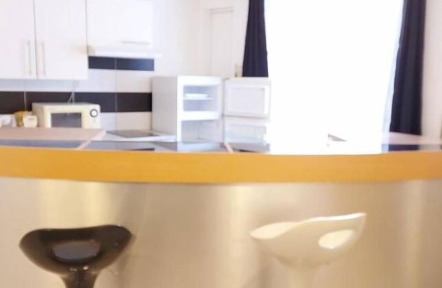 T2, NETFLIX, WI FI, CENTER, streetcar, bus, near opera and all faculties