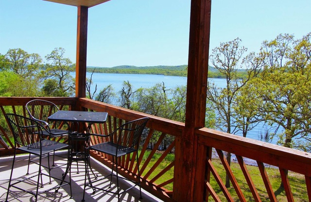 Table Rock Lake, Luxury Lake front condo, jacuzzi, 5 min to Silver Dollar City