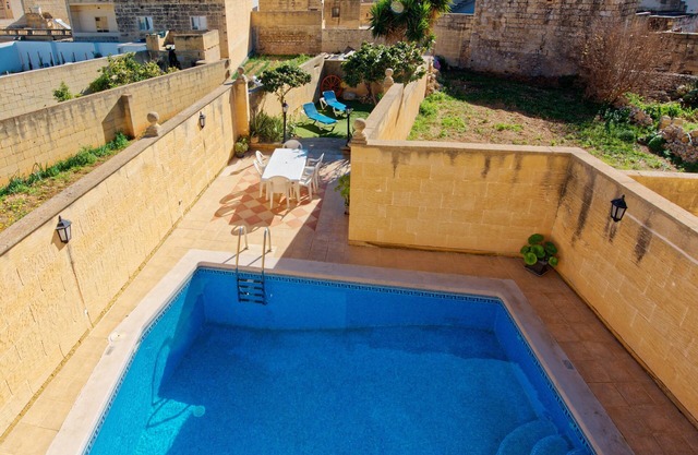 Tal-Hamramann Farmhouse, Airconditioned, 4 Bedroomed Farmhouse with Pool