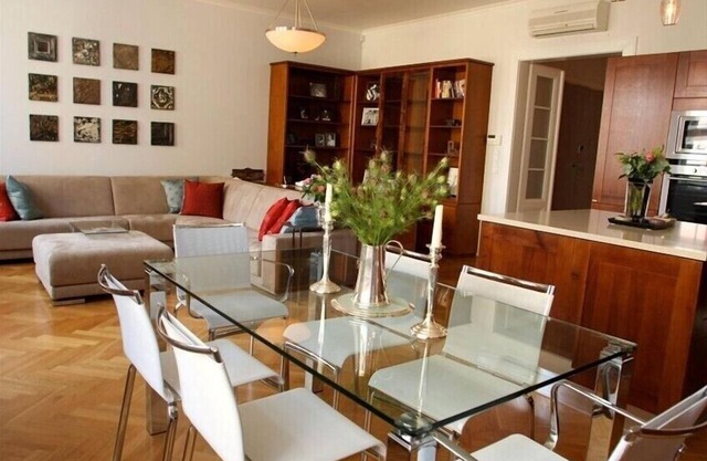 Tasteful Designer Luxury in Heart of Old Town. 5 star, spacious, quiet, perfect!