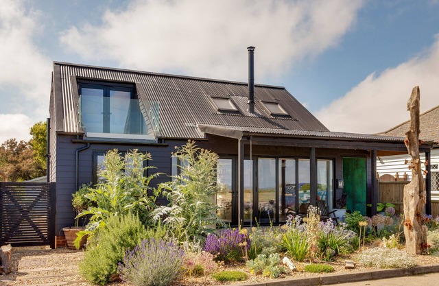 THE ARTISTS HOUSE BY THE SEA, pet friendly in Herne Bay