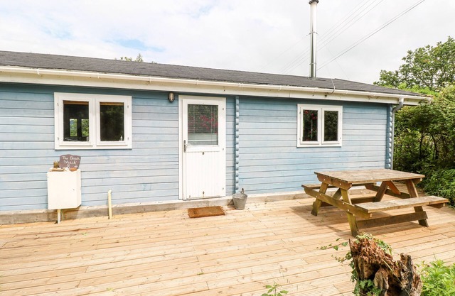THE BEACH SHACK, pet friendly, with open fire in Llansteffan