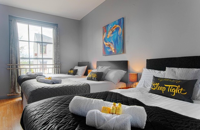 The Berwyn - Berwyn House - Central Wrexham - Sleeps Up to 7