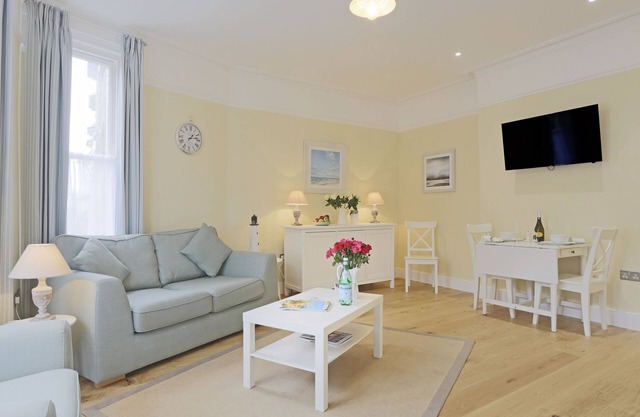 The Blyth - luxury hotel style, central apartment with fantastic sea views