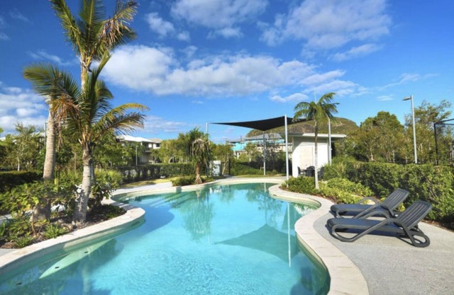The Cali Beach House | 3 minutes walk to private beach!! 🌊